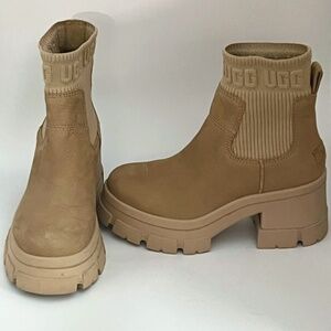 UGG Moxy Suede Platform Block Heel Chelsea Boot Size 7 in Sand